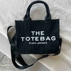 The Tote Bag  - Svart Marc Jacobs väska, får plats allt man behöver i väskan. Mer bilder finns för de intresserade 😊ord.  pris 2545kr