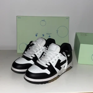 Off-White Out Of Office Skor - Har bara använts 4 gånger
