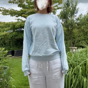 Ljusblå sweatshirt  - Ljusblå sweatshirt från Design by Si. Storlek XS-M. Tröjan har en avslappnad passform och i mjuk bomull, perfekt för kalla sommarkvällar! Har en liten missfärgning men syns knappt. Nypris: 544 kr. Nu: 199 kr. Hör gärna av dig för fler bilder/frågor!😁☀️🌸