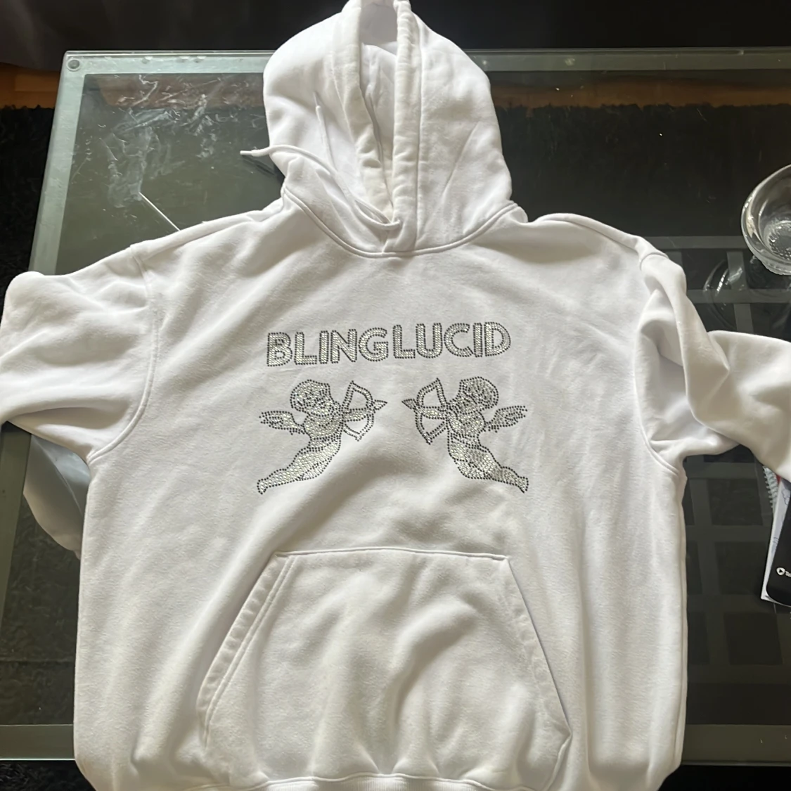 Vit hoodie från Blinglucid med änglar