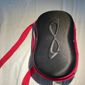 Vita Infinity sneakers med väska - Säljer ett par vita Infinity sneakers med mesh- och syntetdetaljer. Skorna har snörning, rund tå och platt sula. Kommer i original hård väska med röd axelrem. Perfekta för cheerleading. Jag har använt skorna typ 5 gånger. Storlek 8 som motsvarar 37,5❤️Och pris kan diskuteras.