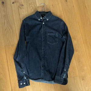 J Lindeberg Jeans skjorta  - Säljer denna sjukt snygga j Lindeberg jeans skjorta i en svart grå färg. Topp skick med få tecken på användning! Bara att höra sig vid frågor eller funderingar 🙌🏻
