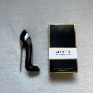 Good Girl Carolina Herrera  - Hej säljer denna Carolina Herrera parfymen eftersom den inte använts längre. Luktar gott och är 30ml. Ni kan se hur mycket är kvar på bilden. Kan gå ner i pris vid snabb affär☺️om ni har frågor skriv till mig