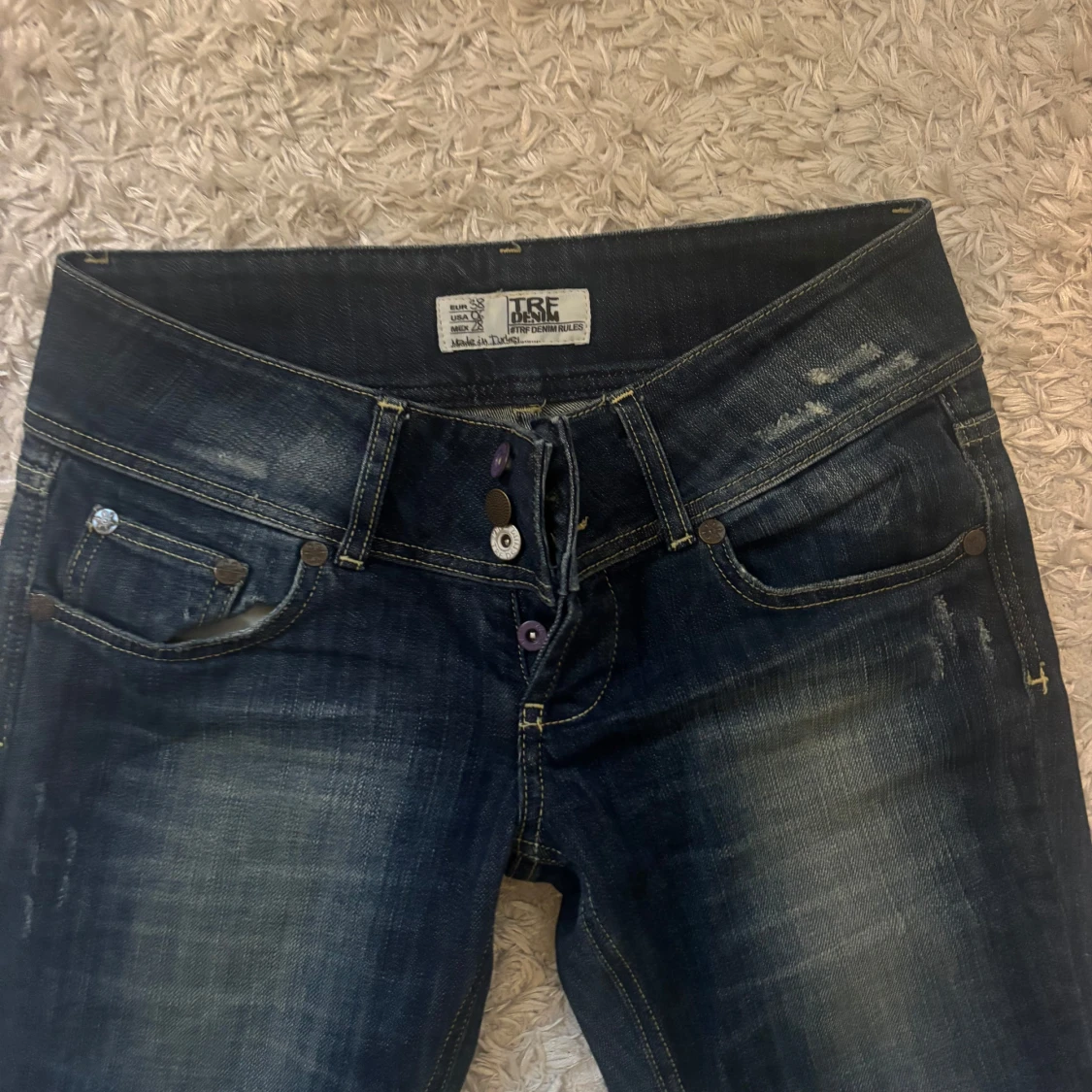 Mörkblå jeans med slitningar TRE Denim - 1