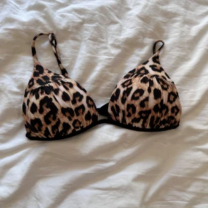 Lepard bikini överdel  - Leopard mönstrad bikini överdel Är i bra skick Storlek står inte men skulle gissa på en S.