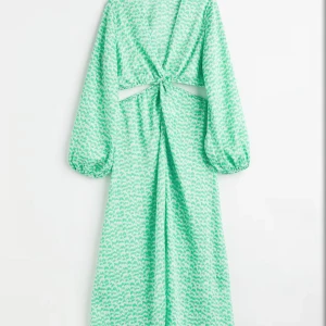 Grön långklänning med cut out - Så snygg klänning! Säljer då den är lite för liten på mig💕