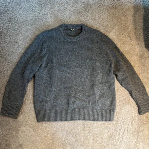 Stickad tröja  - Säljer en stickad tröja, köpt på Arket på herr avdelningen. Perfekt nu till sena sommarkvällar eller hösten. Str: XS men sitter som en M. 9/10 skick, hör av dig om du är intresserad! 