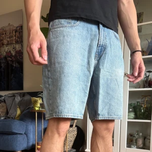 Ljusblå jeansshorts från Vailent - Säljer ett par ljusblå jeansshorts från Vailent. Sitter riktigt bra i midjan och har super fint skick. Använd endast några gånger. Går absolut att diskutera pris. Midjemåttet är 86 och benmåttet är 23