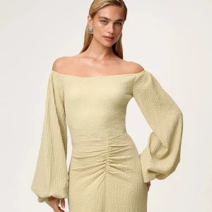 Adoore - Reno dress - Superfin ljusgul långklänning med offshoulder och vida ärmar, från Adoore. Den är jättepopulär och är slutsåld på deras hemsida och i butik. Mycket bra skick. Endast använd en gång.  Klänningen har en smickrande rynkning framtill och är figurnära med flowy känsla. Perfekt för sommarkvällar och resor. Den sitter jätteskönt, materialet är lite stretchigt. Den har en kedja i sidan. FLER BILDER KAN SKICKAS. Originalpris: 1700 kr  Storlek: S / 36