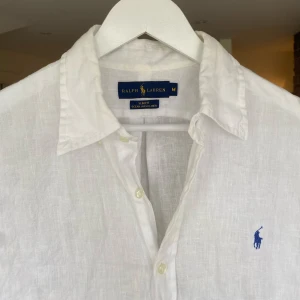 Ralph Lauren linneskjorta - Säljer denna riktigt feta Ralph lauren 100% linneskjortan⭐️STORLEK = M / SLIM FIT!🙌Skick : 9,5/10!🤝Hör av er om ni har funderingar!👍