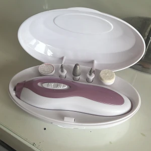 Elektrisk nagelfil  - Elektrisk nagelfil i snygg lila och vit design, levereras i ett praktiskt etui. Inkluderar fem olika slip- och polerhuvuden för att fila, forma och polera naglar. Perfekt för att fixa naglarna hemma med proffsigt resultat.