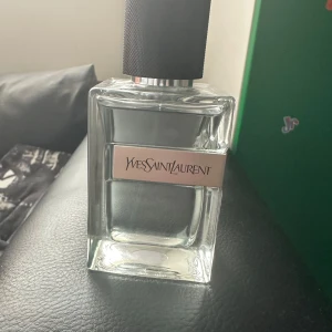 Yves Saint Laurent Y EdT parfym - Säljer en 60 ml parfym: Yves saint Laurent Y Edt. Har använt ungefär 15-20 sprut av den. Har köpt den 2023. Har förvarats i en mörk låda och har ALDRIG stått i sol. 