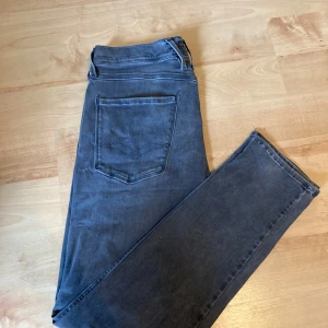 Replay Jeans/ Anbass/ W32 - Säljer min replay jeans som är inköpta för nypris för ett ta sen, har varit mina favorit jeans ett ta men har slutat använt de. Storlek:W32 Mått: Midja 42cm•2/ Längd 106cm/ Lår 26-27cm/ Benslut 17cm. Finns bilder om du vill ha eller andra bilder så är det bara att skriva. Bara att höra av dig om det är något 