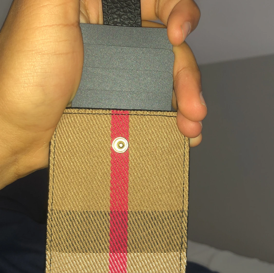 Beige och rutig plånbok med röd rand - 2