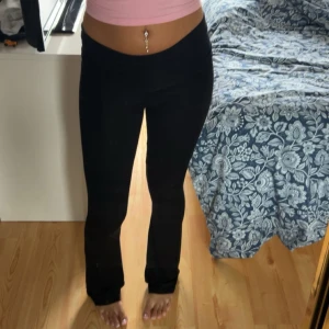 Yoga pants - Sköna yoga pants man kan vika ner, funkar som både låg och högmidjat. Långa ben så passar bra till 170+