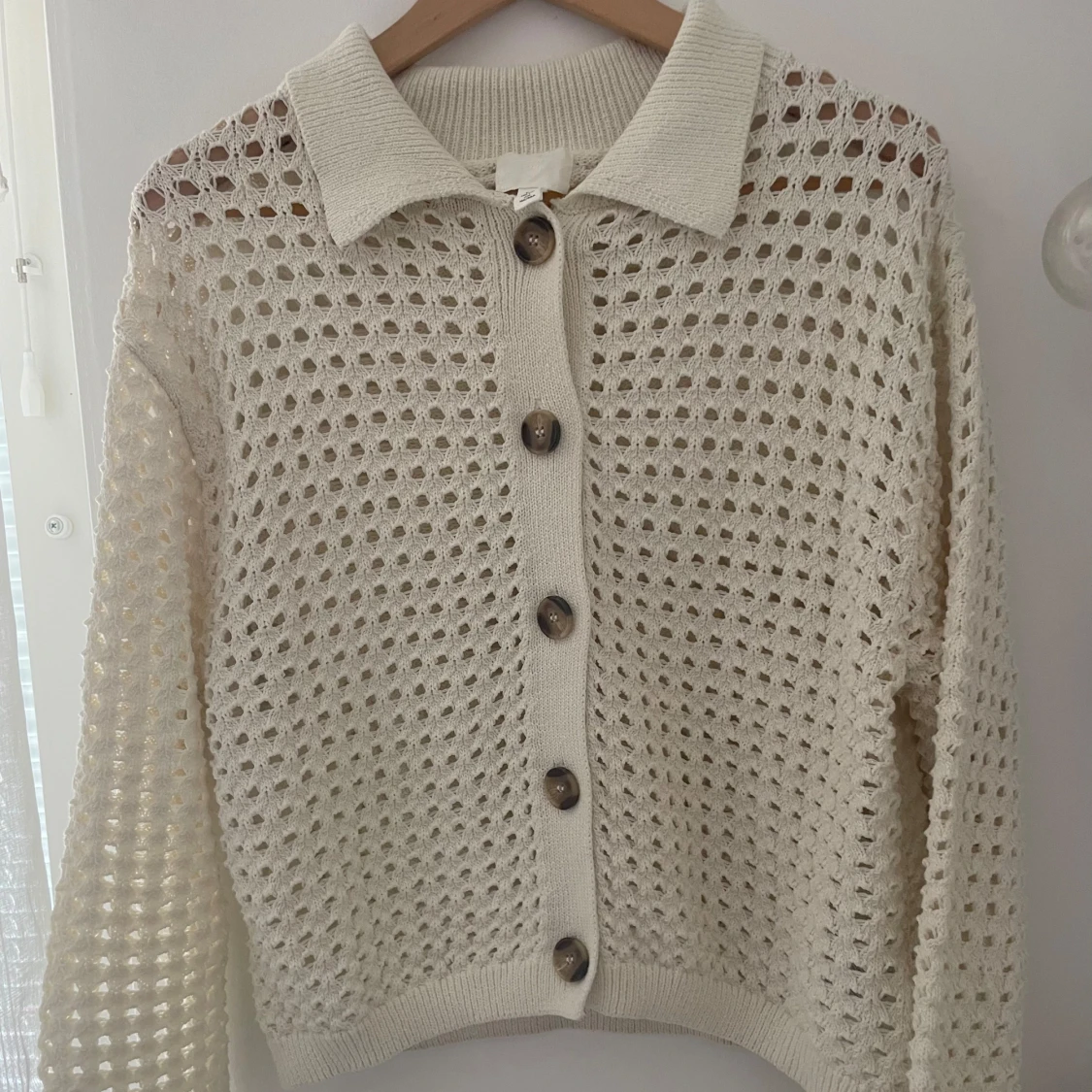 Vit stickad kofta från H&M med knappar