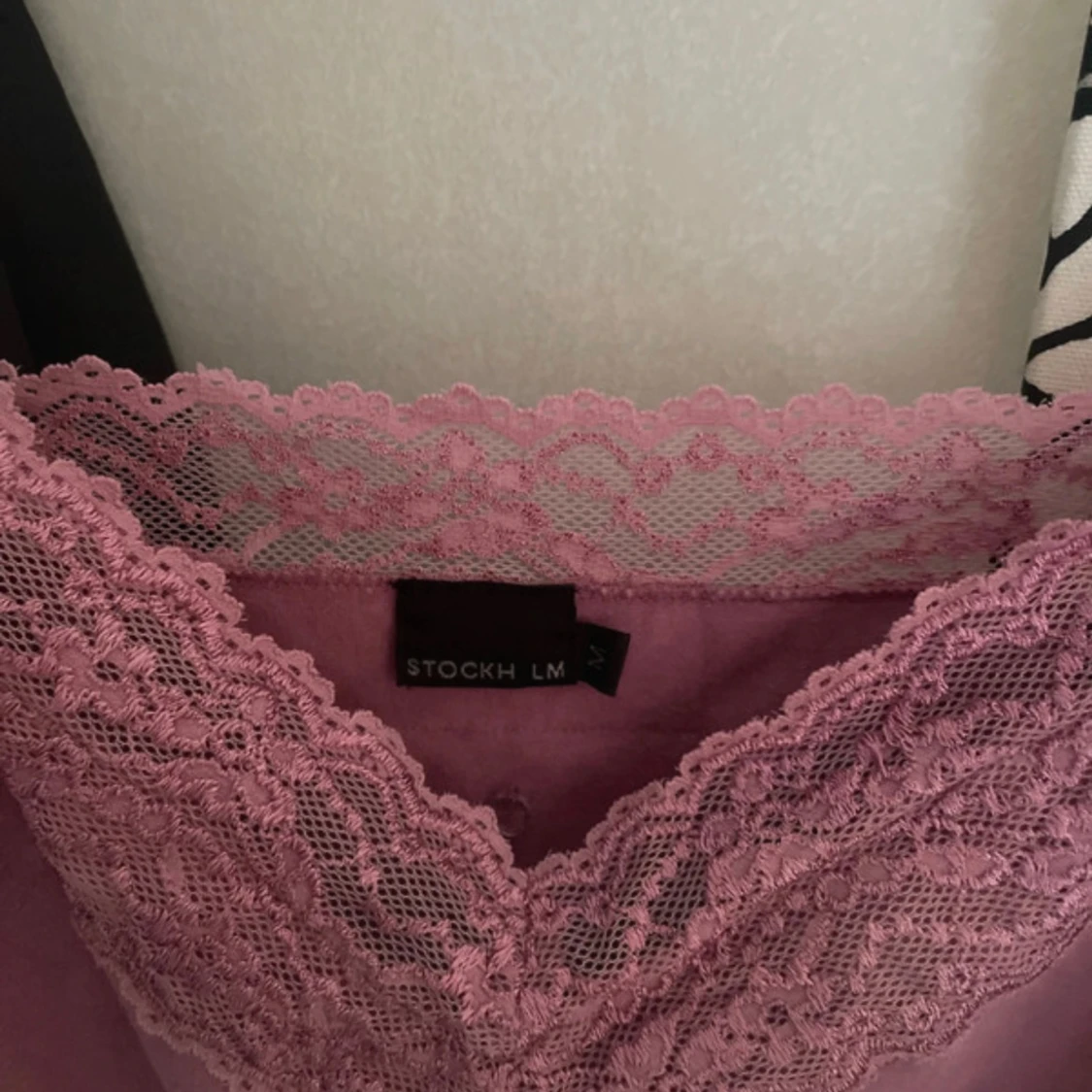 Rosa linnetopp med spets från Stockholm - 1