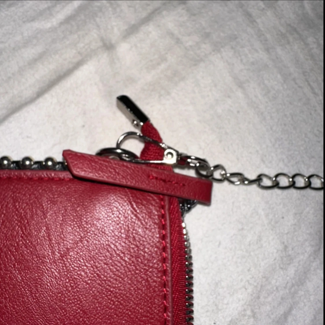 Röd axelväska med kedja - 3