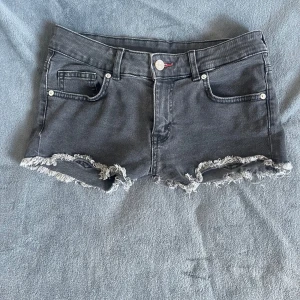 Svarta jeansshorts  - svarta jeansshorts från hm perfekt till sommaren💞