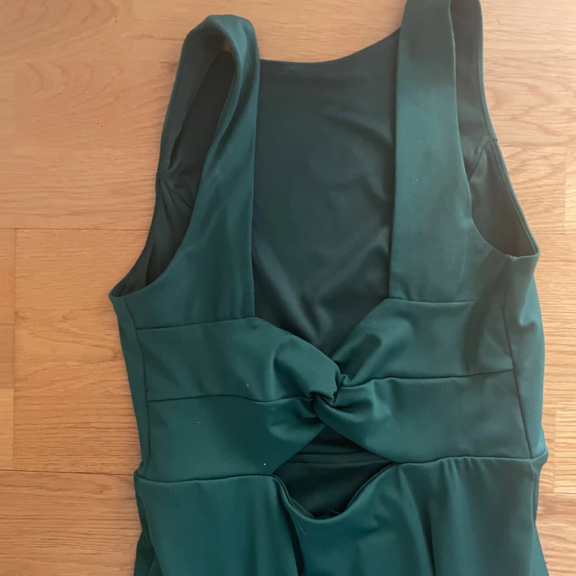 Mörkgrön långklänning med twistdetalj - 2