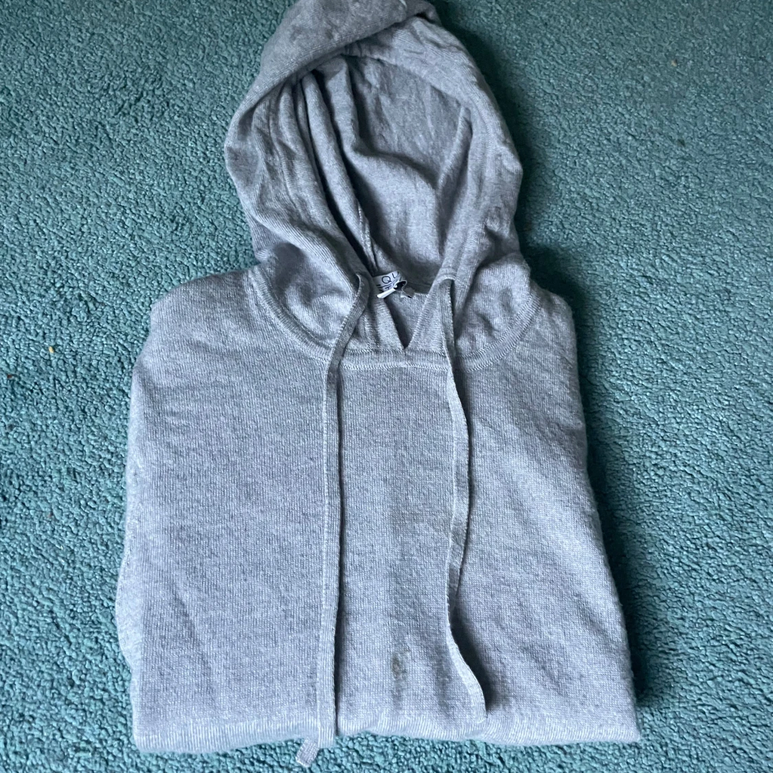 Grå hoodie med snörning