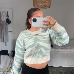 Mintgrön/vit tröja - Superfin croppad stickad tröja med mintgrönt och vitt zebramönster. 💕💕