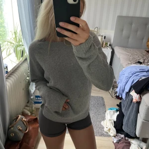 Grå stickad tröja  - Mysig grå stickad tröja med rund halsringning och långa ärmar. Tröjan har en enkel och clean design med ribbade muddar vid ärmslut och nederkant. Perfekt för chill dagar. Från Vero Moda och är i storlek S.