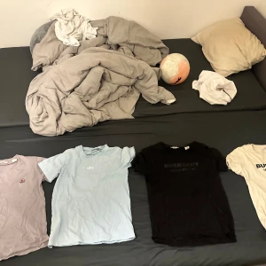 Ljuslila Moncler t-shirt i bomull - Snygg ljuslila t-shirt från Moncler med klassisk passform och rund hals. T-shirten har en liten broderad logga på bröstet och är tillverkad i mjuk bomull. Perfekt för dig som gillar stilrena plagg med exklusiv känsla.