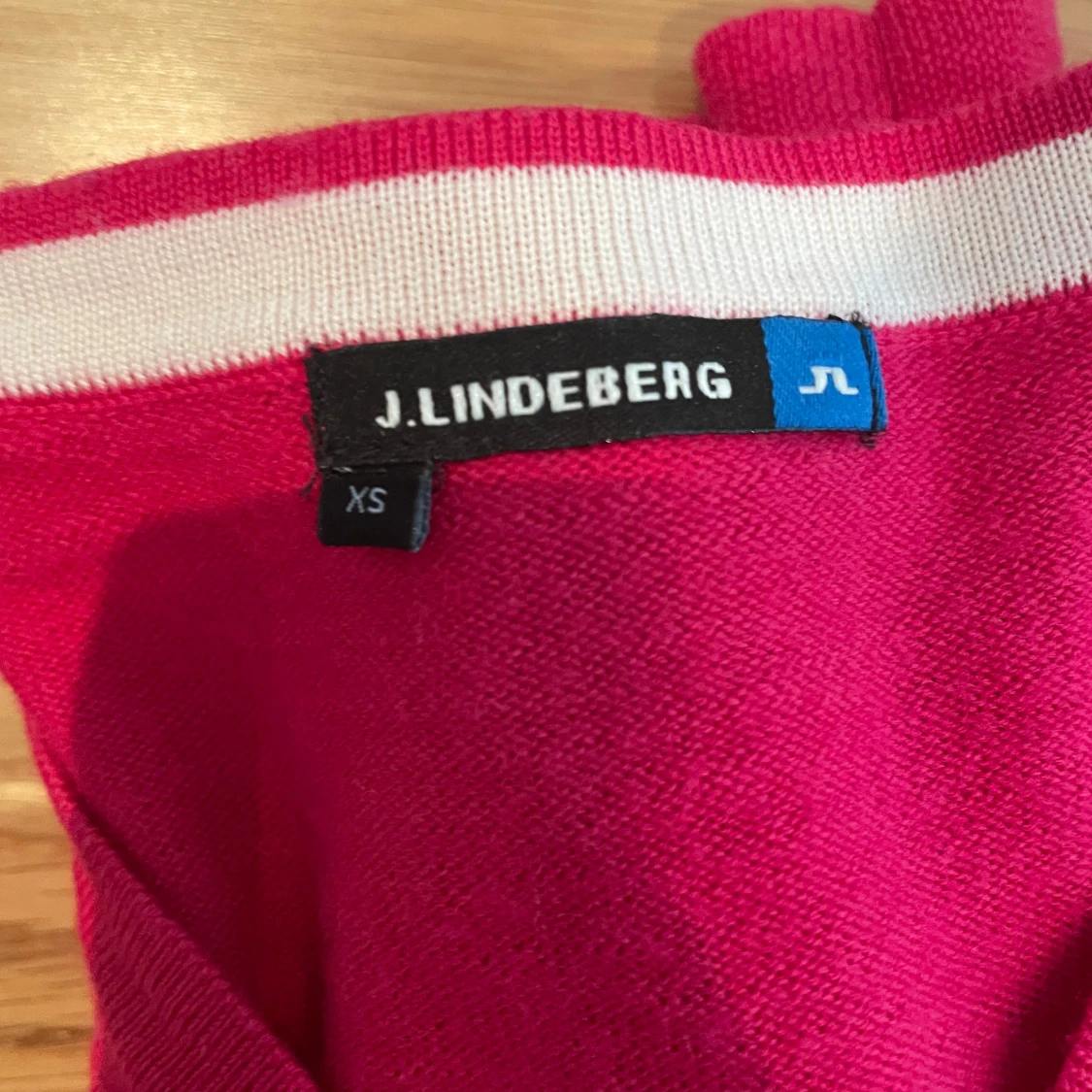 Röd v-ringad tröja J.Lindeberg  - 1