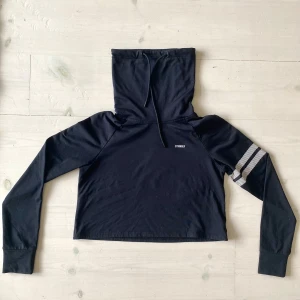 Svart Stronger tröja, storlek XS - Jag säljer min Stronger tröja då den tyvärr har blivit för liten för mig. Använd ett fåtal gånger, så tröjan är i väldigt bra skick!💗Insidan är mjuk och i ett tyg som känns lite som fleece, men fortfarande tunnt. 