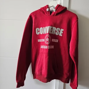 Hoodie - Converse unisex hoodie stl XXL (själv bär jag stl S-M och den ser ut som vanlig oversize hoodie). Den har ett litet hål på axeln (bild 4). Skriv gärna för fler bilder. 