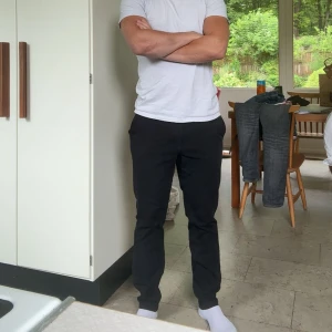 Byxor med stretch - Mycket snygga byxor från shaping new tomorrow i mycket bra skick. Köpta för 1299 som ni ser och är perfekta till jobb/skola/ vardagen. De är i storlek 30/30 och i slimfit men har mycket skön stretch. Säljer då de sällan kommer till användning då jag främst kör jeans! Var snabba!🤝🏼