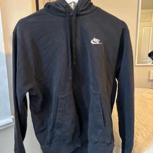 Svart Nike hoodie S  - Svart hoodie från Nike i storlek S i Unisex
