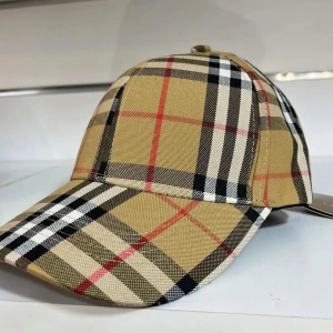 Keps - Snygg keps som passar alla outfit. Helt ny och oanvänd 