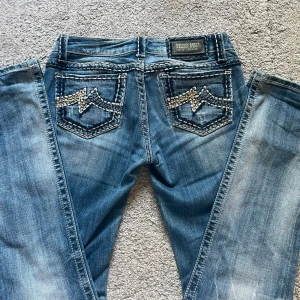 Miss Me bootcut jeans  - Super snygga Miss Me jeans!!💗💗 de har gått sönder på två ställen (se de två sista bilderna) men jag har sytt ihop de och de har hållit i månader!! Och sömmarna syns knappt när man har de på💗💗midjemått: 39cm💗