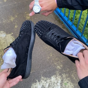 Svarta sneakers med nitar - Feta skor med klocka #strumporingår #klocka