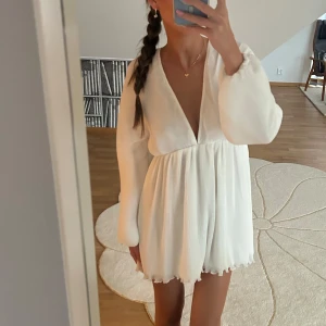 Lojsan x NAKD klänning - Super söt vit plisserad klänning från Lojsans kollektion med NAKD. Nyskick!😍💕