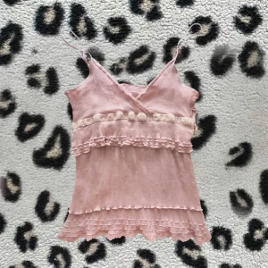 y2k fairycore babydoll volangtopp  - vacker ljusrosa sidentopp med volanger i babydoll stil 🤍justerbara axelband 🤍storlek M på lappen men passar S 🤍gratis frakt i min andra annons 