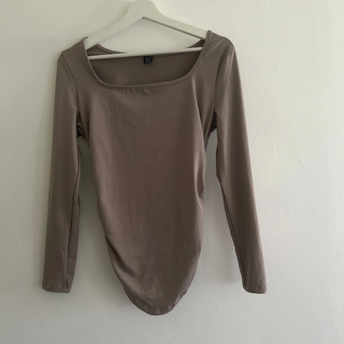 Beige långärmad topp med fyrkantig ringning