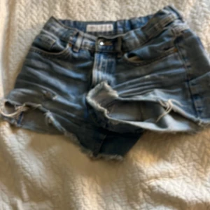 Shorts Zara - Säljer dom här jättefina shortsen från Zara för att dom inte kommer till användning korv om ni har några frågor💕❤️