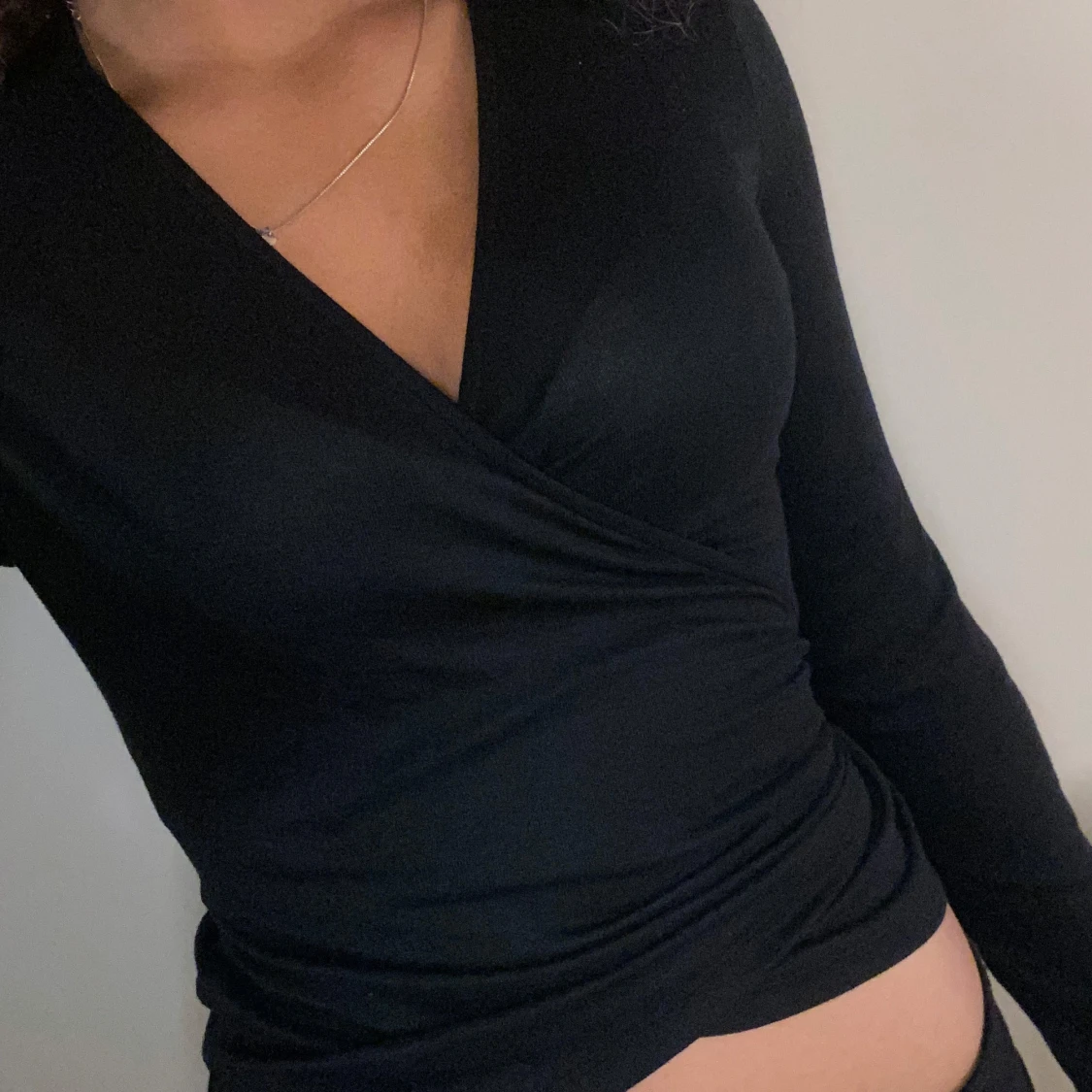 Svart omlottopp från 157