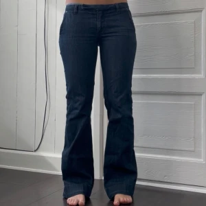 Lågmidjade mörkblåa jeans - Mörkblåa jeans men kostym likande modell, står ej någon storlek i dem men midjemåttet är 40cm och inneben 78cm, väldigt bra skick. Från crocker. Osäker om att sälja de därför högt pris.