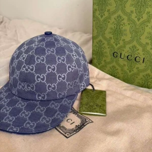 Blå keps från Gucci med GG-mönster - Gucci keps canvas Blue storlek M , kvitto finns köpt på Gucci ! Pris kan diskuteras, nypris 5400