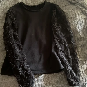 Blus - En söt svart blus, kommer aldrig till användning längre, lite nopprig men inget man tänker på