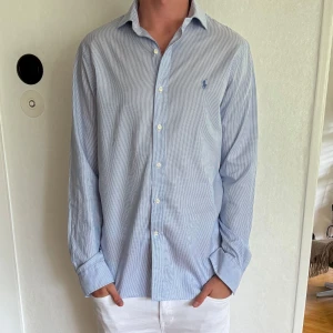 Ralph lauren skjorta  - Säljer denna Ralph lauren skjorta. Storlek L slimfit. Skriv vid fler frågor och funderingar!