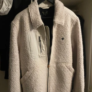 Beige teddyjacka från Morris - Tjena, Jag säljer min Fluffiga morris jacka Storlek L. Den är för stor för mig och fick den i present. Prislappen finns kvar och den kostar 4000 nypris. Mittt pris är 3000 men kan prata lite vid snabb affär 