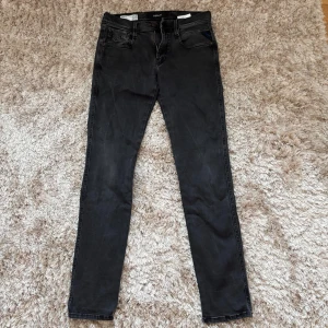 replay jeans ambass - modell| ambass| storlek 28-32| skick 9,5/10 som nya inga defekter| pm för mer info|