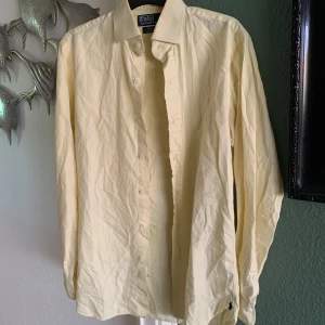 Ralph lauren skjorta - Ralph lauren skjorta av färgen egg gul som är perfekt för sommaren, hyfsad bra kvalité men strycks och tvättas innan det blir skickat såklart, priset är inte fast så testa gå ner och om det är något annat så hör av dig 