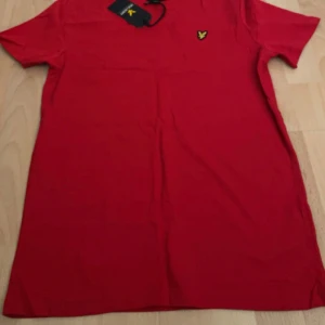 Lyle & Scott t-ehirt  - Säljer denna aldrig andvända röda t-shirten från lyle and Scott då den var köpt för liten. Storlek 14-15 år men passar även XS. 