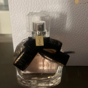 YSL Mon Paris EDT - Säljer en lyxig parfym från Yves Saint Laurent, Mon Paris. 50ml oanvänd